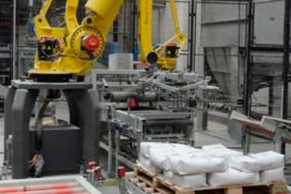 Produits réfractaires monolithiques et préfabriqués